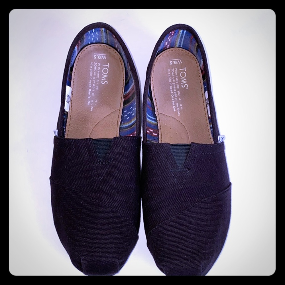 Toms for women. Casual canvas flats.